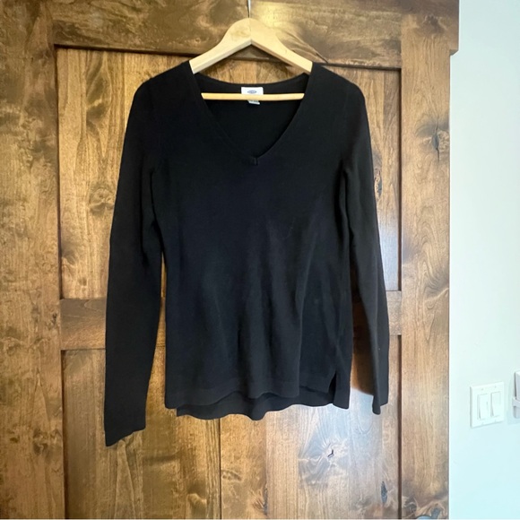 Black woman’s size medium Old Navy V-Neck sweater. - Picture 1 of 5